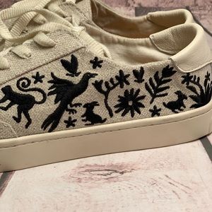 🎉 Custom Embroidered Linen Sneaker